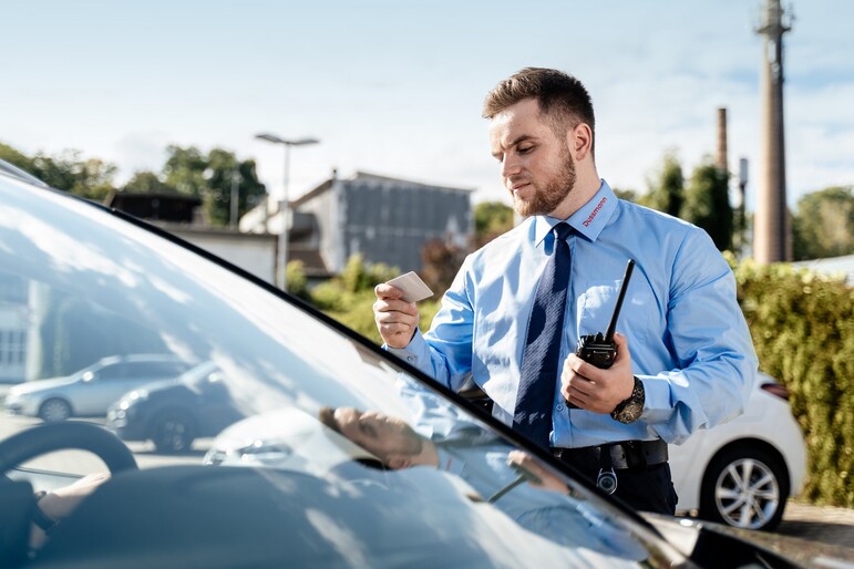 Agent de sécurité effectuant une ronde de surveillance sur un site au Luxembourg pour protéger des bâtiments et biens immobiliers