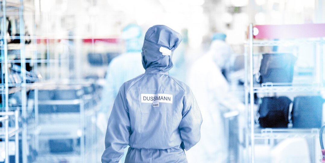 Woman from Dussmann in sterile protective clothing 