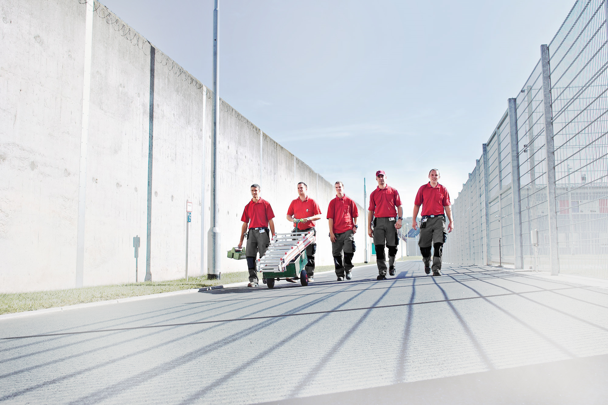 Five technical employees from Dussmann with tools